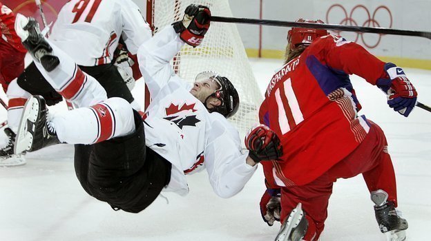 Силовой прием Дарюса Каспарайтиса против Симона Ганье. Фото Reuters Силовой прием Дарюса Каспарайтиса против Симона Ганье. Фото Reuters