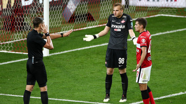 9 августа. Москва. «Спартак» — «Сочи» — 2:2. Александр Максименко и Роман Зобнин предъявляют претензии Василию Казарцеву. Фото Дарья Исаева, «СЭ» / Canon EOS-1D X Mark II 9 августа. Москва. «Спартак» — «Сочи» — 2:2. Александр Максименко и Роман Зобнин предъявляют претензии Василию Казарцеву. Фото Дарья Исаева, «СЭ» / Canon EOS-1D X Mark II