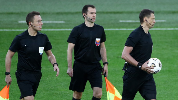 9 августа. Москва. «Спартак» — «Сочи» — 2:2. Василий Казарцев с помощниками покидает поле. Фото Дарья Исаева, «СЭ» / Canon EOS-1D X Mark II 9 августа. Москва. «Спартак» — «Сочи» — 2:2. Василий Казарцев с помощниками покидает поле. Фото Дарья Исаева, «СЭ» / Canon EOS-1D X Mark II