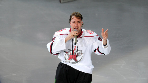 Январь 2012 года. Михаил Анисин сорвал овацию музыкальным номером на Матче звезд в Риге. Фото Владимир Беззубов, photo.khl.ru Январь 2012 года. Михаил Анисин сорвал овацию музыкальным номером на Матче звезд в Риге. Фото Владимир Беззубов, photo.khl.ru