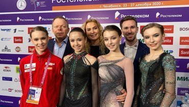 Этери Тутберидзе со своими фигуристками: Майя Хромых, Камила Валиева, Анна Щербакова и Дарья Усачева.