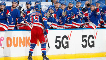 27 февраля. «Рейнджерс» — «Бостон» — 6:2. Павел Бучневич празднует гол.