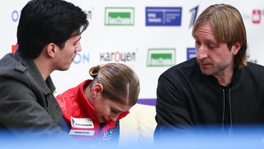 27 февраля. Москва. Евгений Плющенко (справа).