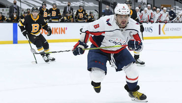 Одноклубник Овечкина сломал игрока «Бостона», и его даже не удалили. Но соперники устроили над ним самосуд!