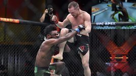 Необъяснимый поступок Петра Яна. Он побеждал Стерлинга, но нанес запрещенный удар коленом и проиграл