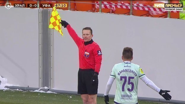 Удар в колено: ни предупреждения, ни удаления. Удар в колено: ни предупреждения, ни удаления.