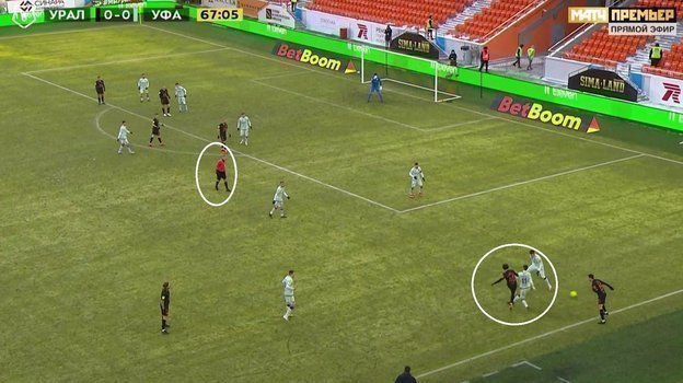 Удар в колено: ни предупреждения, ни удаления. Удар в колено: ни предупреждения, ни удаления.