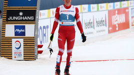 Большунов угодил в громкий скандал в марафоне. Ему сломали палку и лишили золота