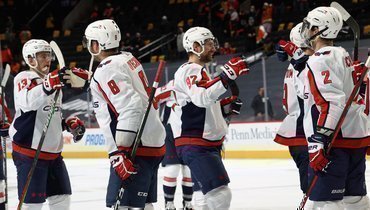 Александр Овечкин празднует победу с партнерами.