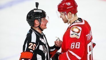 В матче «Автомобилист» — «Авангард» произошел судейский скандал.