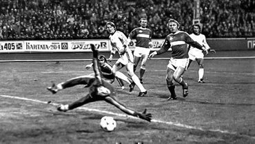 31 октября. Киев. «Динамо» К — «Спартак» — 2:0. Олег Блохин атакует ворота Рината Дасаева. В этой игре практически решилась судьба чемпионата.