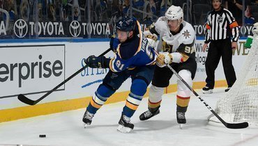 Владимир Тарасенко (слева) забросил свою первую шайбу в сезоне.