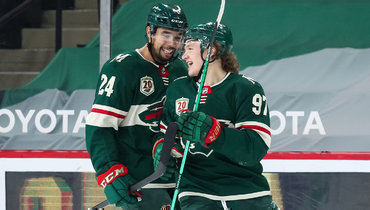 Кирилл Капризов (справа).