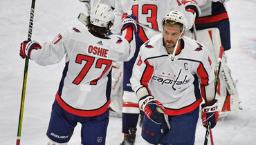 Александр Овечкин (справа).