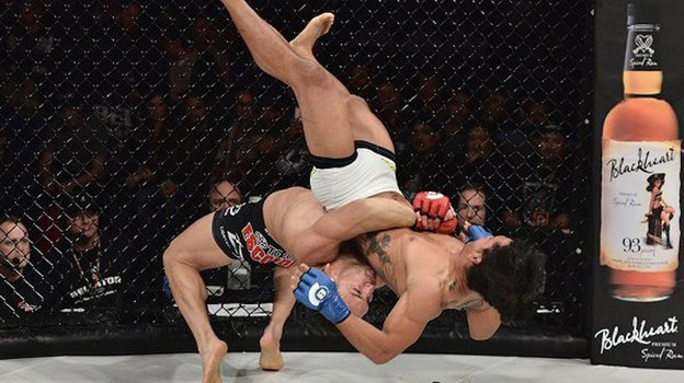 Чэндлер запускает Хендерсона суплексом. Чэндлер запускает Хендерсона суплексом.