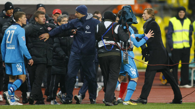 27 октября 2010 года. «Спартак» — «Зенит» — 1:0. Стычка Игоря Денисова и Валерия Карпина. Фото Алексей Иванов, - 27 октября 2010 года. «Спартак» — «Зенит» — 1:0. Стычка Игоря Денисова и Валерия Карпина. Фото Алексей Иванов, -