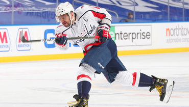 Александр Овечкин забросил 717-ю шайбу в НХЛ и вышел на шестое место в списке снайперов лиги.