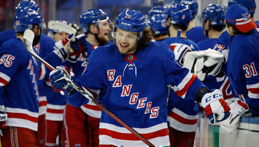 Артемий Панарин празднует заброшенную шайбу.