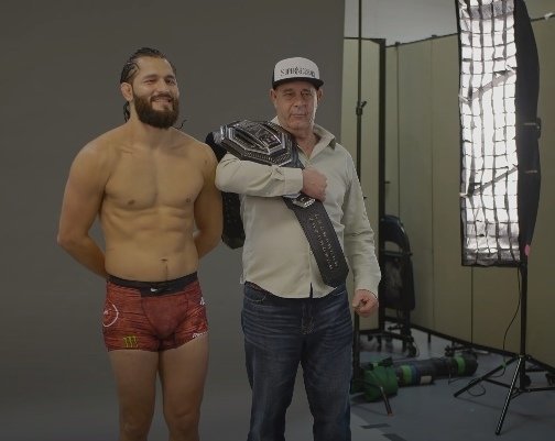 Масвидаль с отцом после победы над Нейтом Диазом и завоевания пояса BMF. Масвидаль с отцом после победы над Нейтом Диазом и завоевания пояса BMF.