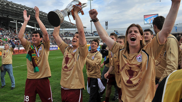 9 мая 2012 года. Екатеринбург. «Динамо» — «Рубин» — 0:1. Сергей Давыдов, Роман Еременко, Кристиан Ансальди празднуют победу в Кубке России. Фото Алексей Иванов, - 9 мая 2012 года. Екатеринбург. «Динамо» — «Рубин» — 0:1. Сергей Давыдов, Роман Еременко, Кристиан Ансальди празднуют победу в Кубке России. Фото Алексей Иванов, -