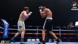 Странные бои в Москве. Боксер оказался в нокауте после удара в локоть, а потом улыбнулся