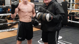 «Папа почти сломал мне ребро в спарринге». Сын легендарного Рикки Хаттона дебютирует в боксе