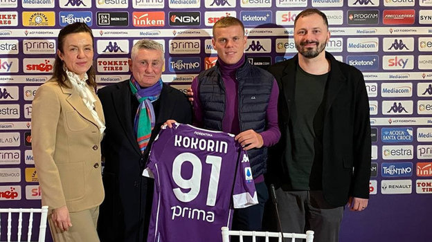 Александр Кокорин (второй справа) и Михаил Прокопец (справа) после подписания контракта с «Фиорентиной». Фото из личного архива Александр Кокорин (второй справа) и Михаил Прокопец (справа) после подписания контракта с «Фиорентиной». Фото из личного архива