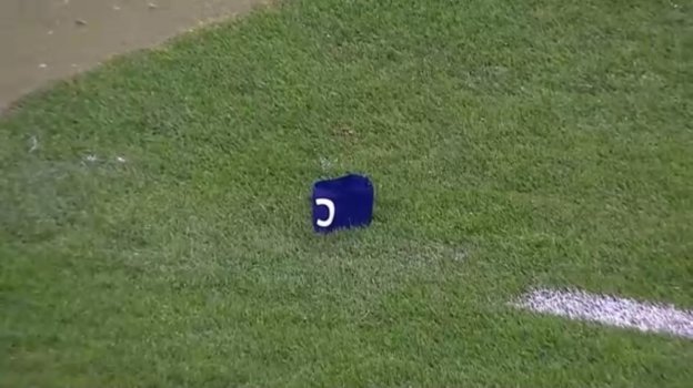 Капитанская повязка Криштиану Роналду. Фото Reuters Капитанская повязка Криштиану Роналду. Фото Reuters