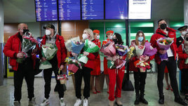 Щербакову встретили гимном и букетом из 201 розы. Герои ЧМ вернулись домой