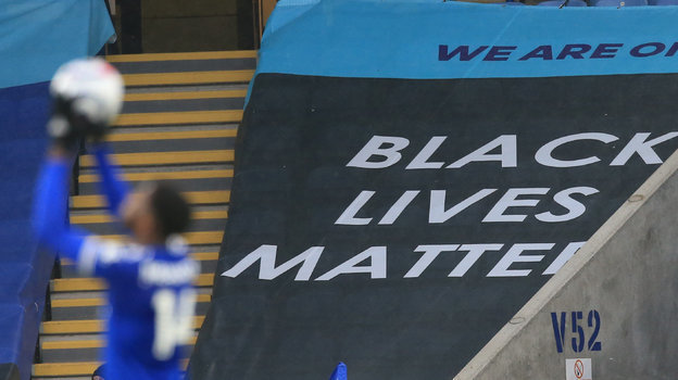 Баннер в поддержку движения Black Lives Matter на футболе в Европе. Фото Reuters Баннер в поддержку движения Black Lives Matter на футболе в Европе. Фото Reuters