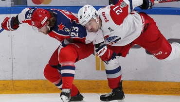 29 марта. Москва. ЦСКА — «Локомотив» — 2:0. Армеец Марио Кемпе (слева) против ярославца Максима Осипова.