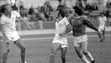 18 августа. Москва. «Динамо» М — СКА — 0:2. В борьбе лучший бомбардир чемпионата Сергей Андреев (справа).