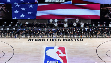 Акция в поддержу движения Black Lives Matter перед матчем НБА.
