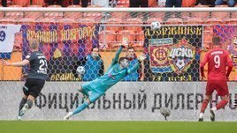 Пенальти в пользу ЦСКА назначали ВАР, арбитр и его помощник. В Саранске отрабатывали 11-метровые