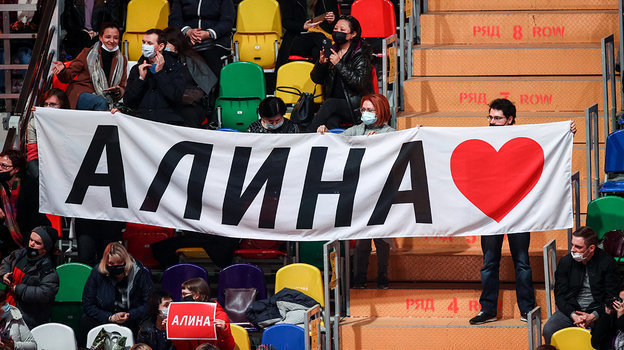 6 апреля. Москва. Шоу Тутберидзе «Чемпионы на льду». Болельщики Алины Загитовой. Фото Дарья Исаева, «СЭ» / Canon EOS-1D X Mark II 6 апреля. Москва. Шоу Тутберидзе «Чемпионы на льду». Болельщики Алины Загитовой. Фото Дарья Исаева, «СЭ» / Canon EOS-1D X Mark II