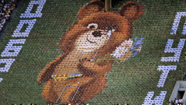 1980, Москва, СССР. Волна бойкота среди стран-участниц Игр поднялась из-за ввода советских войск в Афганистан. От участия в Олимпиаде отказалось более 60 государств, но некоторые спортсмены бойкотирующих стран все же приехали для выступления под олимпийским флагом.