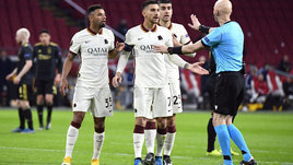 В матче «МЮ» на поле выбежал голый болельщик, «Аяксу» не помог назначенный Карасевым пенальти, а болбой атаковал футболиста