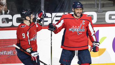 Александр Овечкин (справа).