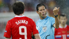 «Перед игрой слушал Depeche Mode и начинал обуваться с левой ноги». Франк Де Блекере — о судейских привычках, работе в России, ВАР и правилах игры