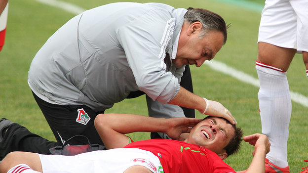 Александр Ярдошвили оказывает помощь Динияру Билялетдинову. Фото Игорь Горшков Александр Ярдошвили оказывает помощь Динияру Билялетдинову. Фото Игорь Горшков