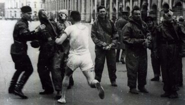 Кроссы в Ленинграде проводились регулярно, но в блокаду не прерывалась только легкоатлетическая эстафета. Под влиянием ситуации она стала военизированной, вместо эстафетной палочки передавалась командирская планшетка. Во время эстафеты краснофлотцев 2 мая 1943 года по маршруту спортсменов рвались снаряды, приходилось укрываться от обстрелов. После финиша были подсчитаны потери — 5 физкультурников ранены, один убит.