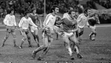 26 октября 1980 года. Москва. «Динамо» М — «Динамо» Тб — 1:1. Нападающий москвичей Валерий Газзаев (справа) против лучшего футболиста СССР 1980 года Александра Чивадзе.