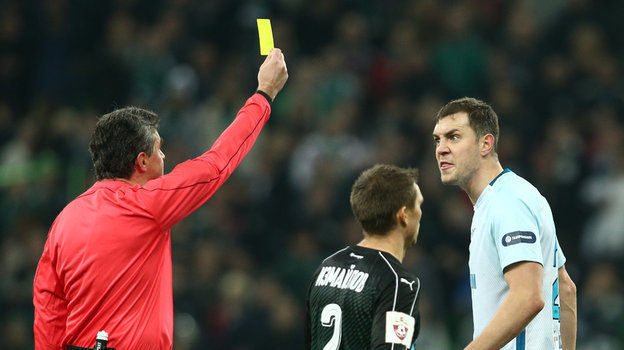 Алексей Николаев показывает Артему Дзюбе желтую карточку. Фото Виталий Тимкив Алексей Николаев показывает Артему Дзюбе желтую карточку. Фото Виталий Тимкив