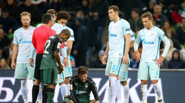 Федор Смолов (на газоне). Фото Вячеслав Евдокимов, ФК «Зенит» Федор Смолов (на газоне). Фото Вячеслав Евдокимов, ФК «Зенит»