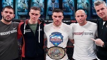 Вадим Немков (в центре) и Федор Емельяненко (второй справа).