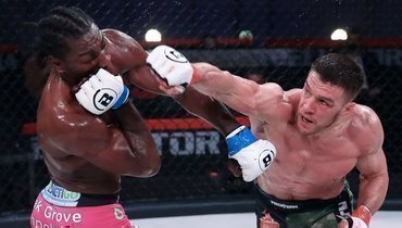 Вадим Немков (справа) атакует Фила Дэвиса.