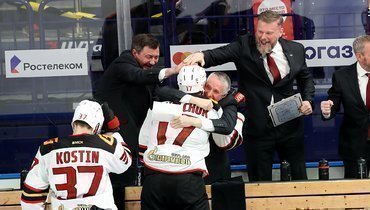 Боб Хартли обнимает Илью Ковальчука.