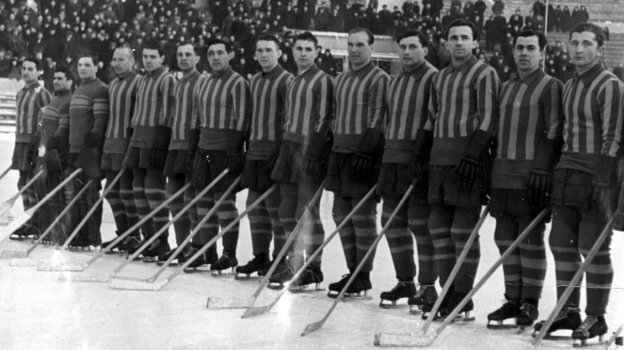 ВВС - чемпион СССР-1952/1953. Виктор Шувалов – четвертый слева. Фото - ВВС - чемпион СССР-1952/1953. Виктор Шувалов – четвертый слева. Фото -