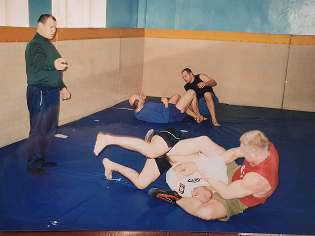 Александр Федоров руководит тренировкой с участием Федора Емельяненко, Сергея Харитонова, Андрея Копылова. Александр Федоров руководит тренировкой с участием Федора Емельяненко, Сергея Харитонова, Андрея Копылова.