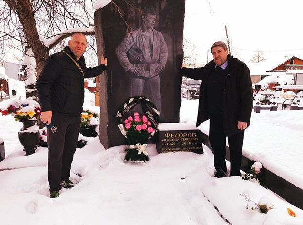 Сергей Харитонов и Николай Зуев (справа) на могиле Александра Федорова. Сергей Харитонов и Николай Зуев (справа) на могиле Александра Федорова.